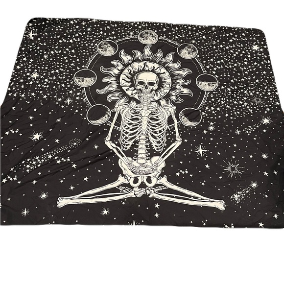 Black and white wall tapestry - Picture 1 of 1